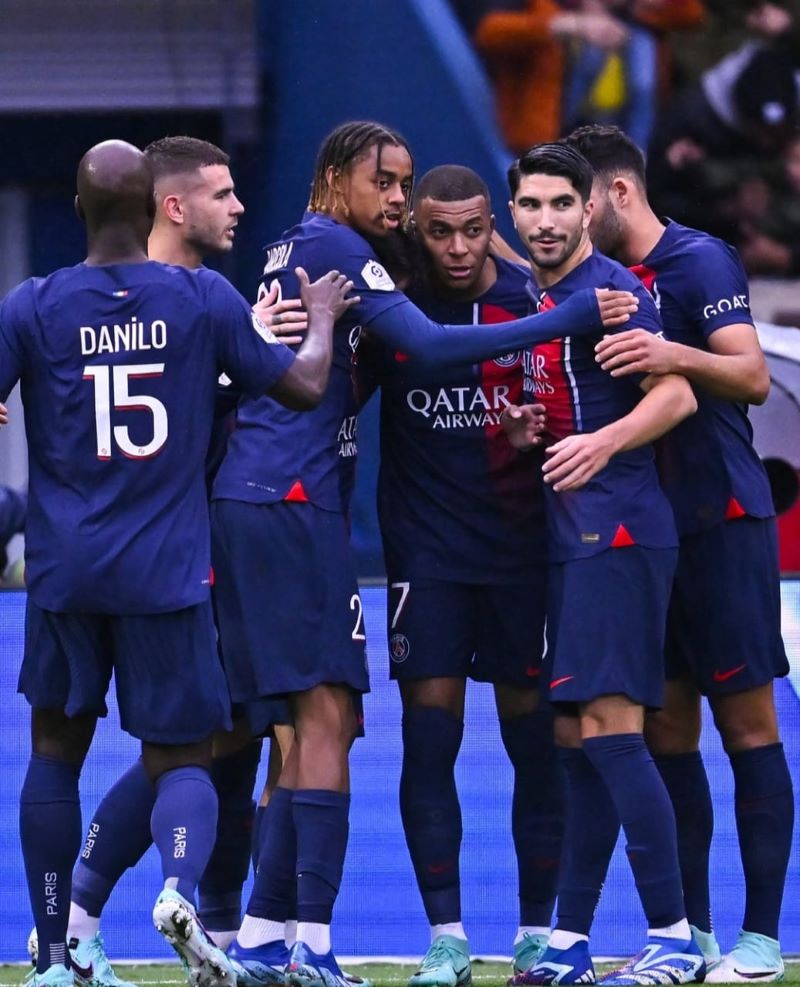 selebrasi para pemain PSG setelah Mbappe mencetak Gol
