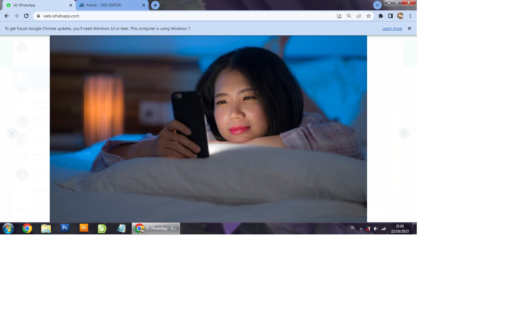 Ilustrasi bermain handphone saat akan tidur. (Website/Alodokter)