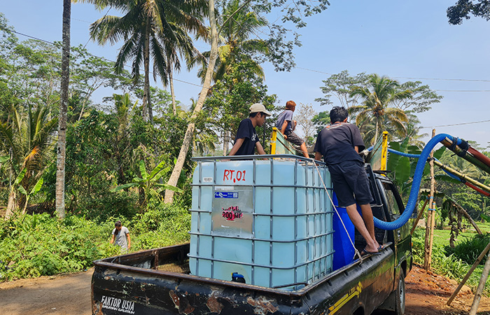 DROPING AIR: Relawan dari beberapa daerah mengambil air bersih dari mata air Gedad di Grabag. Di dekatnya ada posko yang dijaga oleh relawan selama 24 jam.Naila Nihayah/Radar Jogja