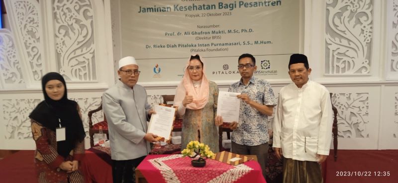KOMITMEN: Penandatanganan kerja sama antara Ponpes Ali Maksum Krapyak, BPJS Kesehatan, dan Pitaloka Foundation di Ponpes Ali Maksum, Krapyak, Minggu (22/10/2023). (MIFTAHUDIN/RADAR JOGJA)