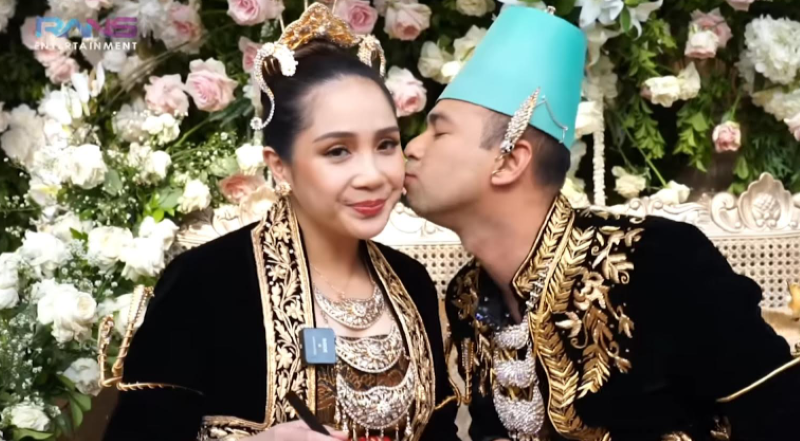ROMANTIS: Nagita Slavina dan Raffi Ahmad membagikan momen perayaan ulang tahun pernikahan ke-9, pada Selasa (17/10/2023) lalu. (Tangkapan YouTube/Rans Entertainment)