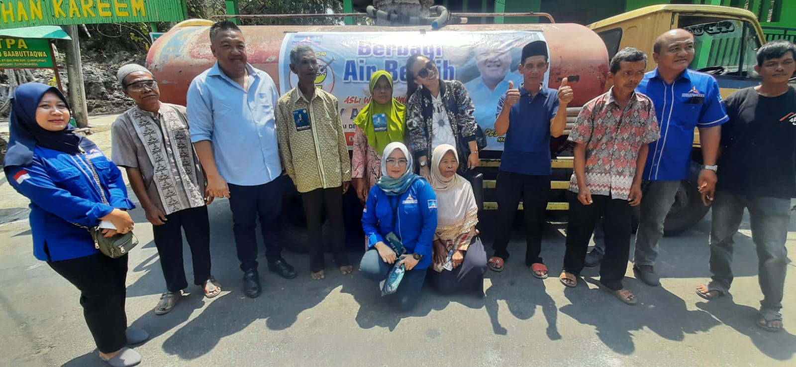 SOSIAL: Elite Partai Demokrat Gunungkidul berbagi air bersih di Padukuhan Kacangan, Kalurahan Giripurwo, Kapanewon Purwosari pada Minggu (22/10).