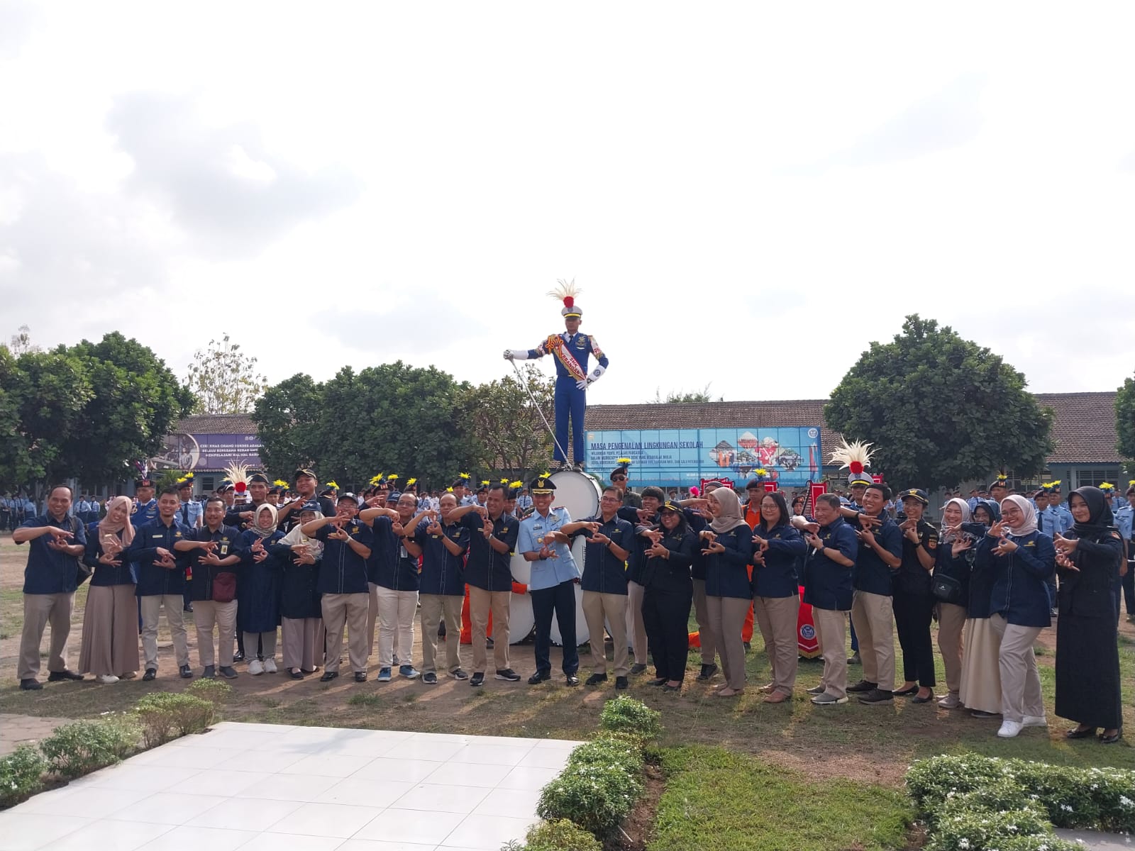 KOMPAK: Serangkaian acara Kemenkeu Mengajar 8 di SMK Penerbangan AAG Adisutjipto dibuka dengan menghadirkan drumband sekolah. (Wulan Yanuarwati/Radar Jogja)