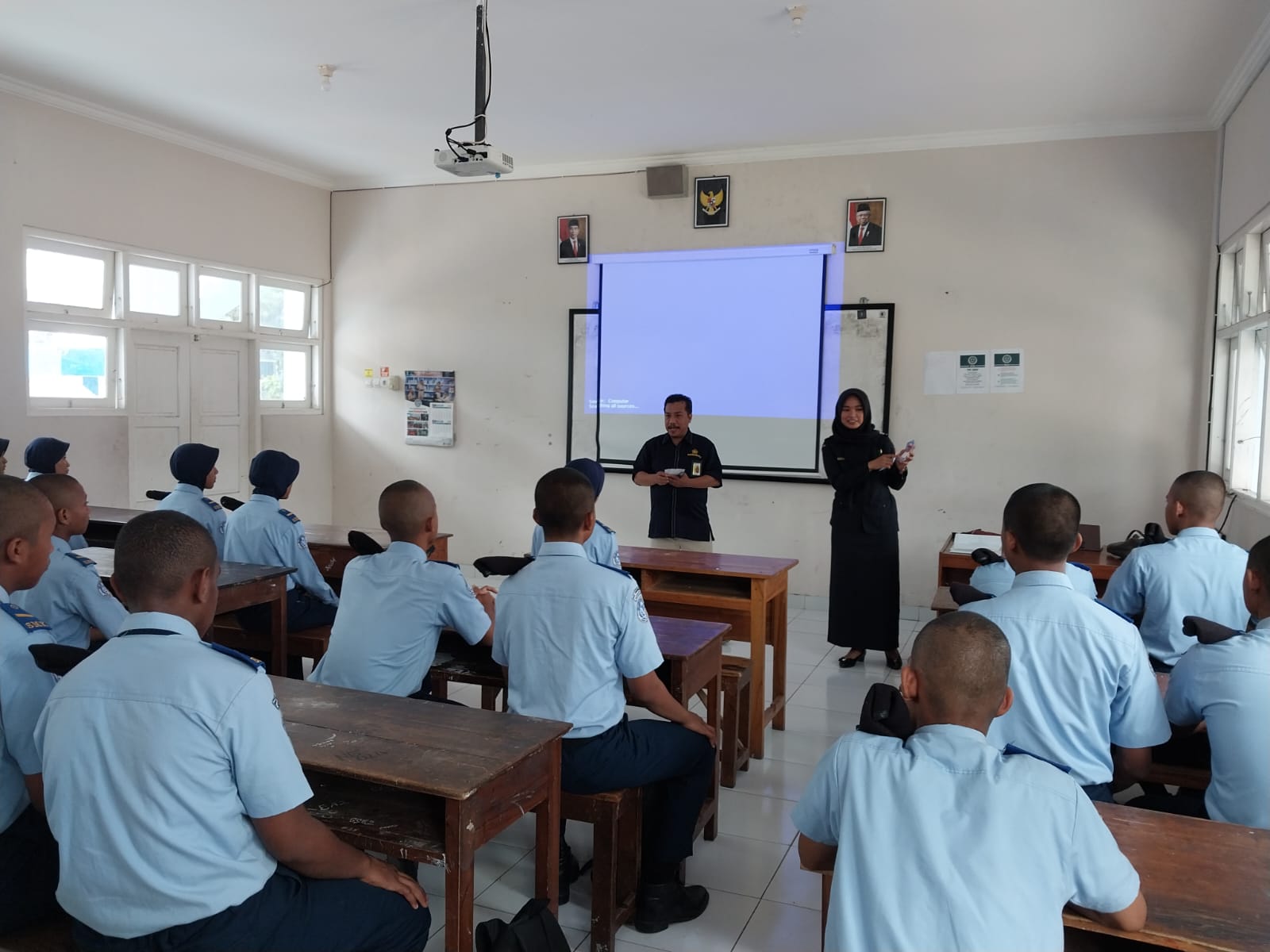 SINAU: Kegiatan Kemenkeu Mengajar 8 di kelas oleh relawan Harsoyo dari KPP Sleman dan Swastika Tri Irawati dari Kantor Pusat Bea Cukai. (Wulan Yanuarwati/Radar Jogja)