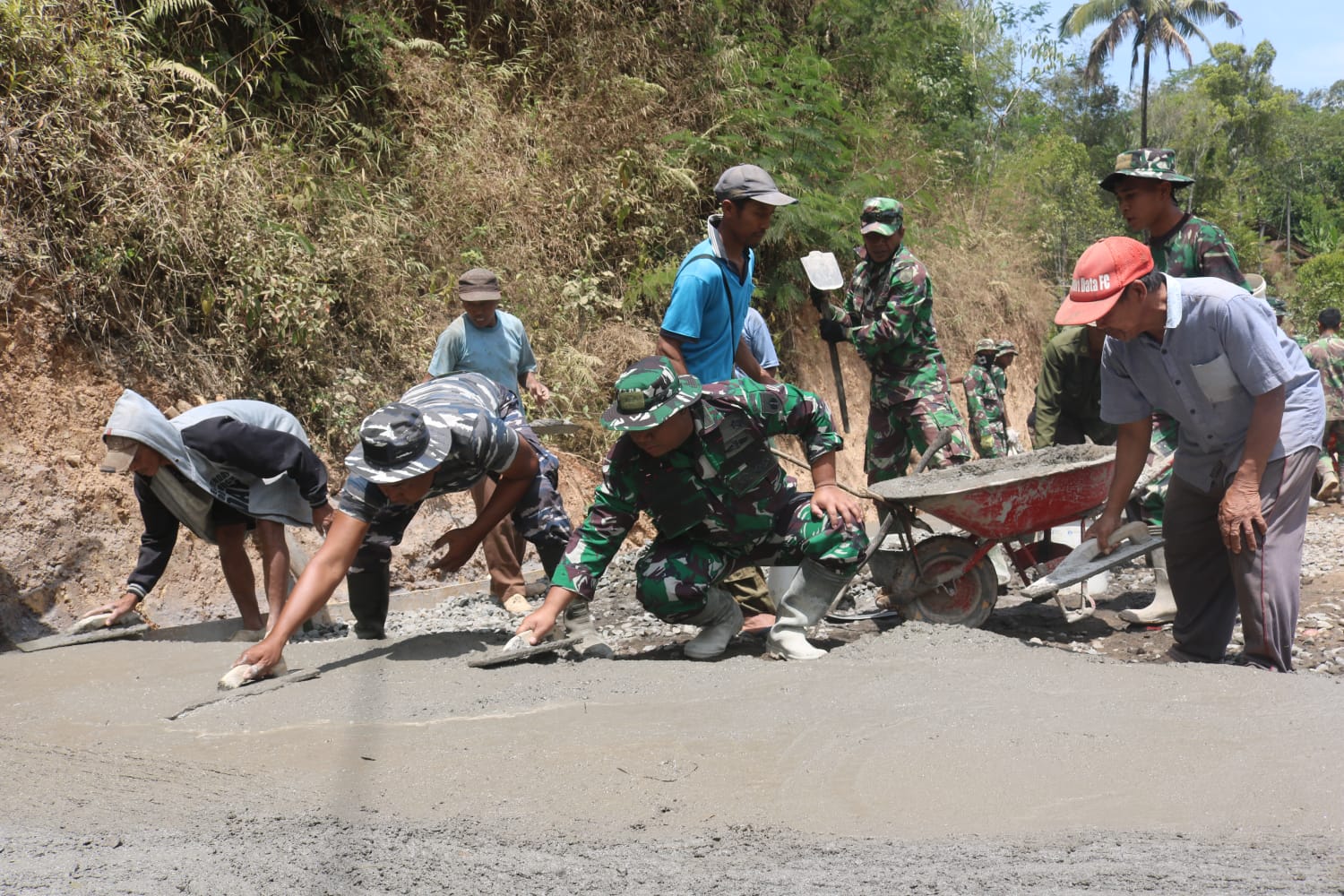 BERSAMA: Dansatgas TMMD 118 Kodim Purworejo, Letkol Inf Yohanes Heru Wibowo turun langsung bekerja bersama Satgas dan warga desa.