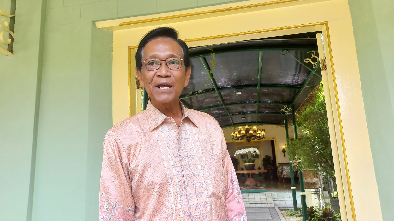 KONDUSIF: Gubernur DIY Hamengku Buwono X di Kompleks Kepatihan Senin (23/10). (Winda Atika Ira P/Radar Jogja)