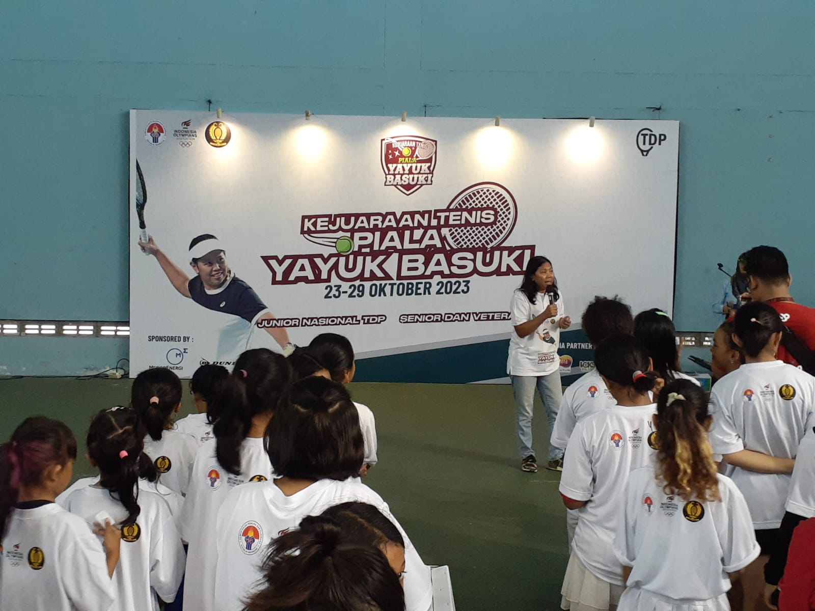 ANTUSIAS: Legenda tenis Yayuk Basuki saat membuka kejuaraan tenis di Lapangan Tenis UNY, Senin (23/10). (IWAN NURWANTO/Radar Jogja)
