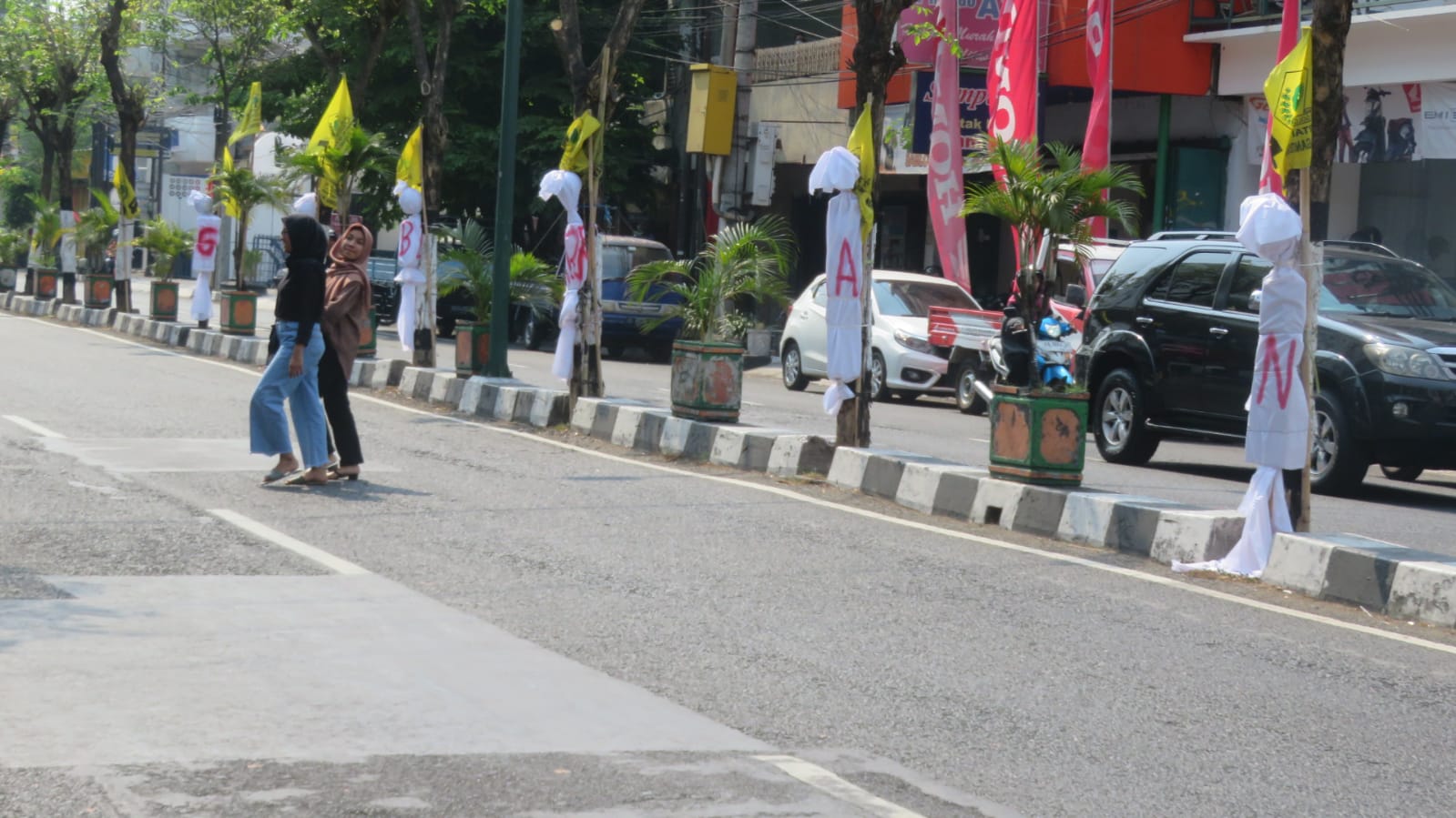 MENYEBERANG: Enam benda berbentuk mirip mocong dipasang di Jl Laksda Adisutjipto Jogjakarta Senin (23/10). (Dwi Agus/Radar Jogja)