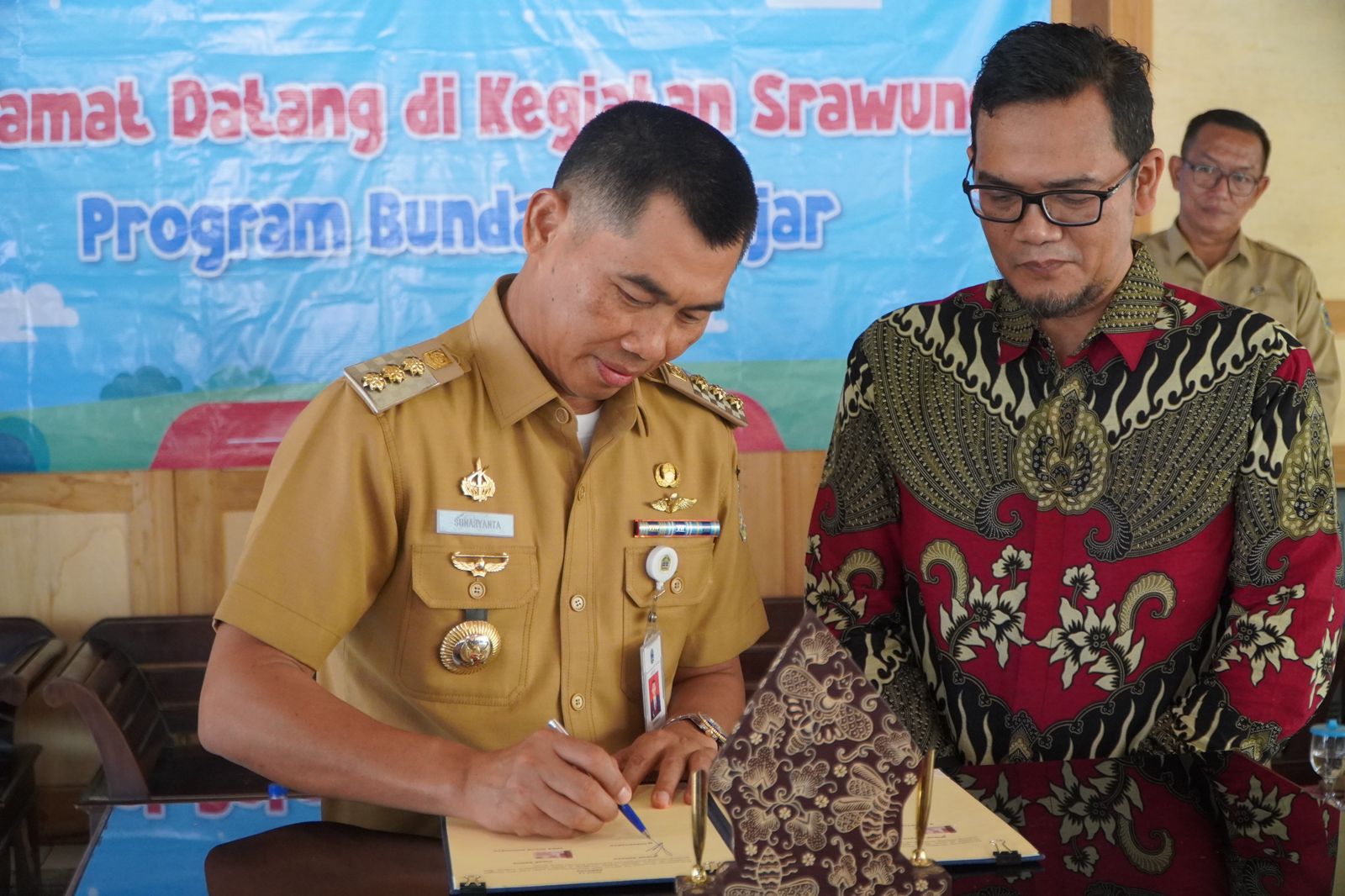 BERSINERGI: Penandatanganan Memorandum of Understanding tiga program strategis berlangsung di Balai Kalurahan Ngalang, Kapanewon Gedangsari, Senin (23/10). (Kominfo Gunungkidul untuk Radar Jogja)