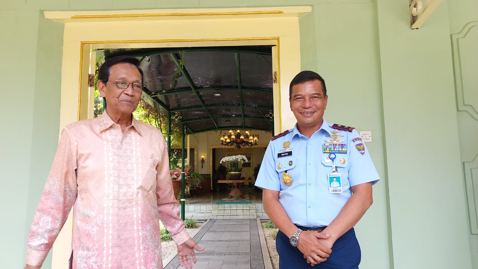 TERKESAN: Gubernur Akademi Angkatan Udara (AAU) Marsekal Muda TNI Wayan Superman berpamitan ke Gubernur DIY Hamengku Buwono (HB) X di Kompleks Kepatihan Senin (23/10). (Winda Atika Ira P/Radar Jogja)