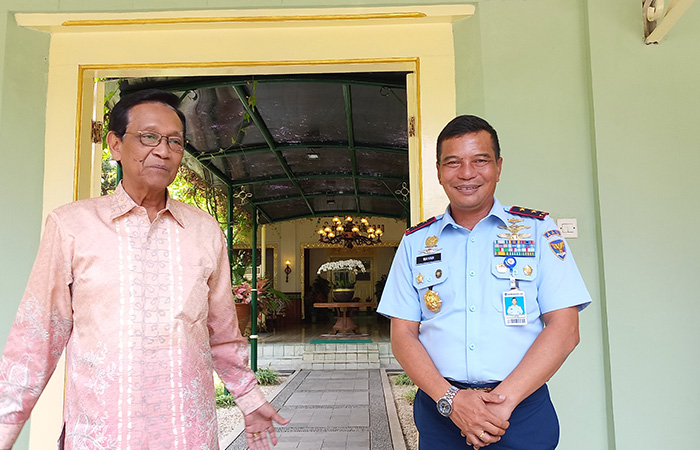 AKRAB: Gubernur Akademi Angkatan Udara (AAU) Marsekal Muda TNI Wayan Superman berpamitan ke Gubernur DIJ Hamengku Buwono (HB) X di Kompleks Kepatihan, (23/10)Winda Atika Ira P / Radar Jogja