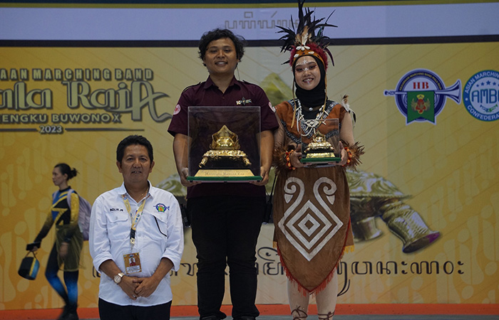 PRESTASI: Tim Marching Band UGM sukses k meraih Piala Raja HB X di ajang Kejuaraan Marching Band Piala Raja HB X 2023.RIZKY WAHYU/RADAR JOGJA