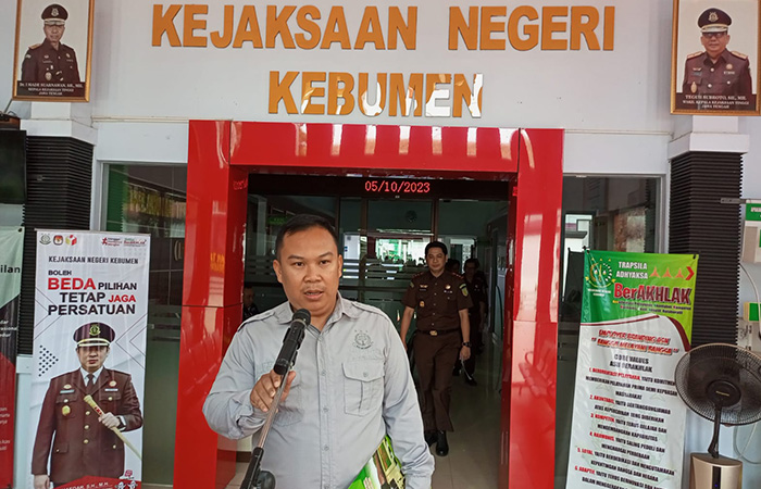 DIPERIKSA: Tersangka AS menjalani pemeriksaan di Kejaksaan Negeri (Kejari) Kebumen atas dugaan kasus mafia pupuk.ISTIMEWA