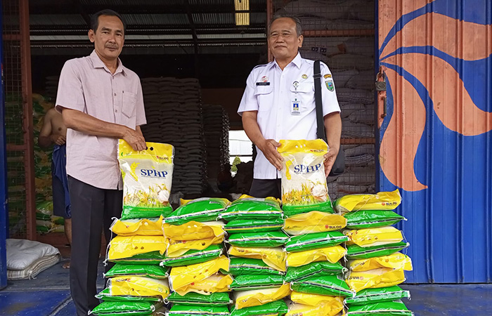 BERAS MURAH : Kepala Gudang Bulog Kebumen Sidik Sugiharto (kiri) menunjukan kemasan beras SPHP sebelum diakses untuk kebutuhan masyarakat.M HAFIED/RADAR KEBUMEN