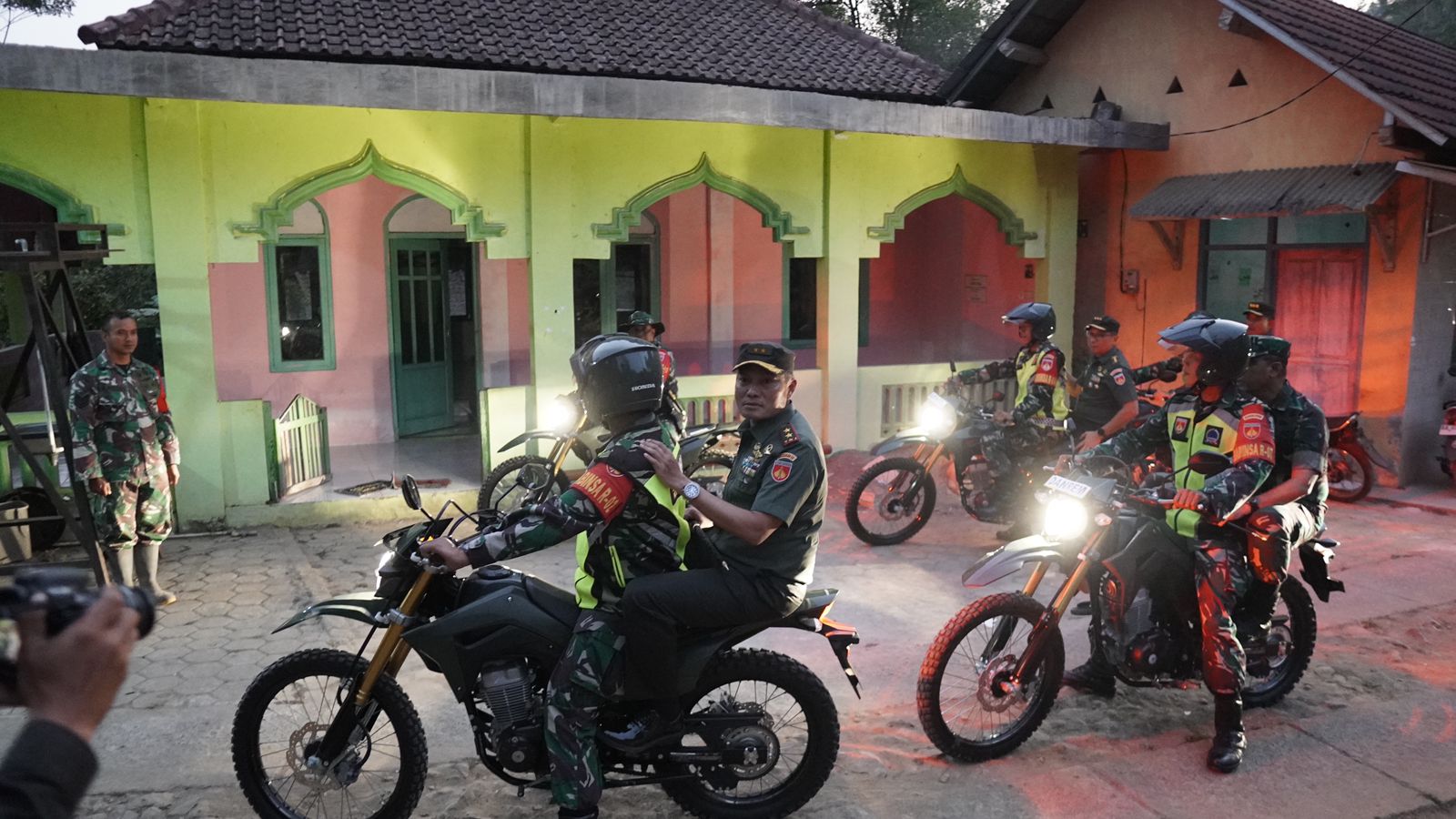 KUNJUNGI: Dengan membonceng sepeda motor dinas babinsa, Mayjend TNI Widi Prasetijono mengunjungi seluruh sasaran TMMD 118 Kodim Purworejo.