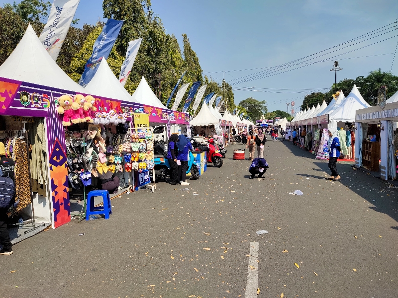 POTENSI DAERAH: Suasana event Pekan Raya Purworejo di Alun-Alun Purworejo sebelah selatan di hari terakhir event, Minggu (22/10).  (Jihan Aron Vahera/Radar Jogja)