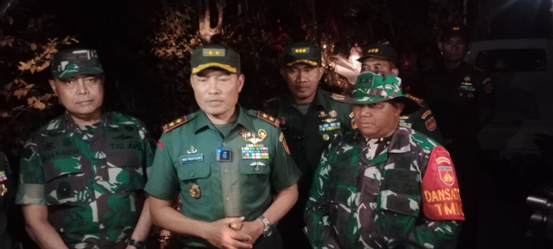 MAJU: Pangdam IV/ Diponegoro Mayjend TNI Widi Prasetijono didampingi Danrem Brigjend Joko Purworejo (kiri) serta Dansatgas TMMD 118 Kodim Purworejo Letkol Inf Yohanes Heru Wibowo (kanan).