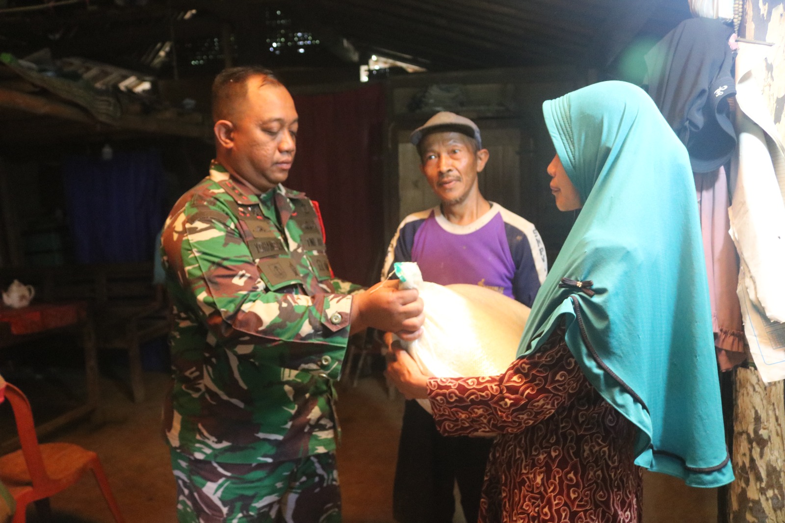 BANTU: Dansatgas TMMD 118 Kodim Purworejo, Letkol Inf Yohanes Heru menyerahkan bantuan kepada istri Pak Risman, Sutini di kediamannya.