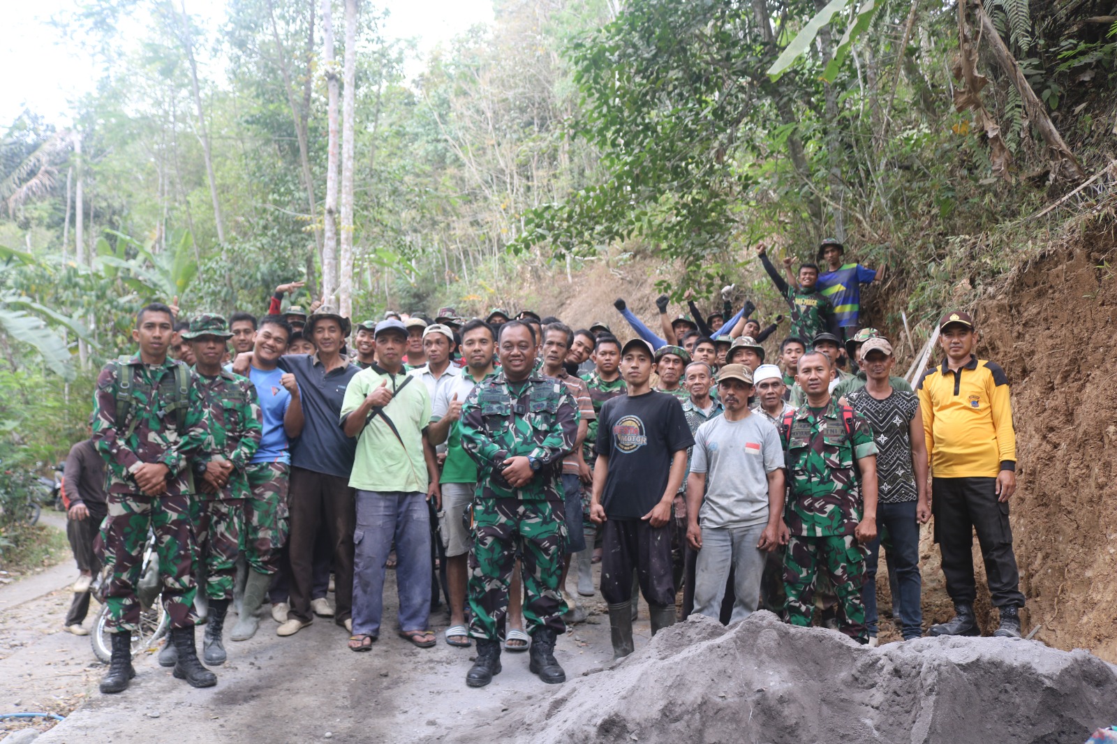 KOMPAK: Dansatgas TMMD 118 Kodim Purworejo Letkol Inf Yohanes Heru Wibowo berfoto bersama warga desa.