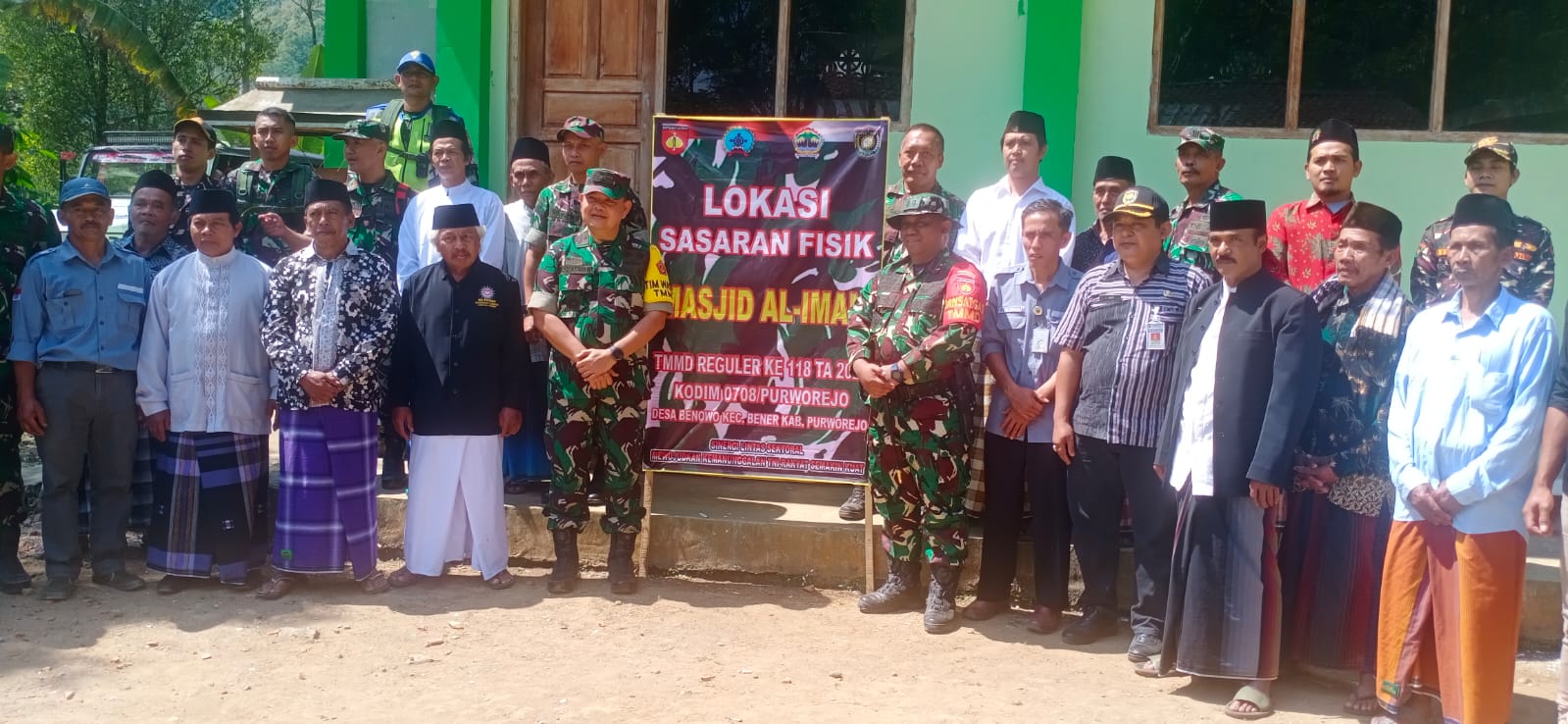 MASJID: Brigjend TNI Ade Adrian didampingi Dansatgas TMMD 118 Letkol Inf Yohanes Heru, berfoto bersama Takmir Masjid Benowo.