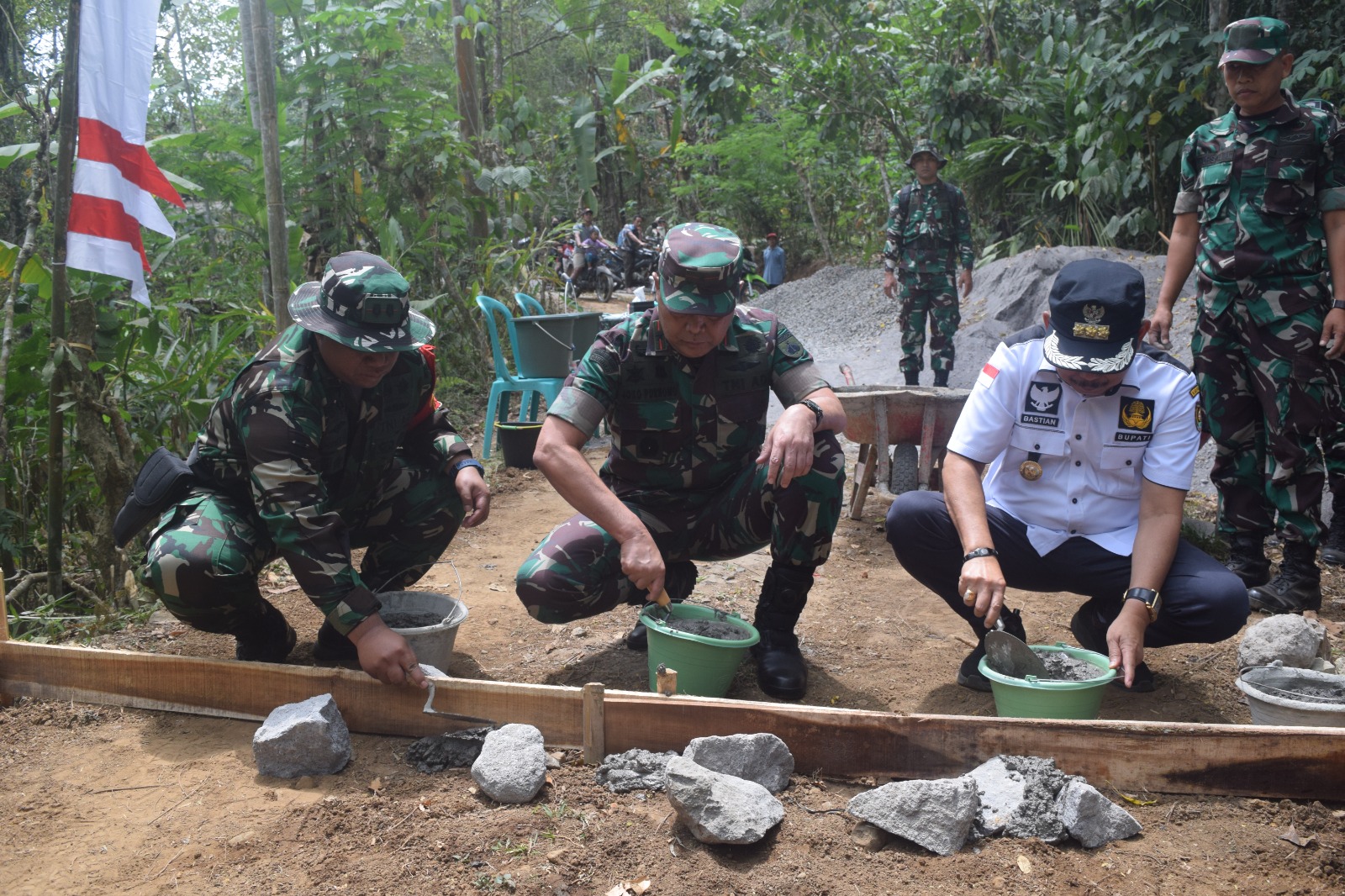 BARU: Danrem 072/Pamungkas Brigjend Joko Purnomo didampingi Dansatgas TMMD, Letkol Inf Yohanes Heru serta Bupati Purworejo Agus Bastian, meletakkan batu pertama pembangunan TMMD 118 Kodim Purworejo.