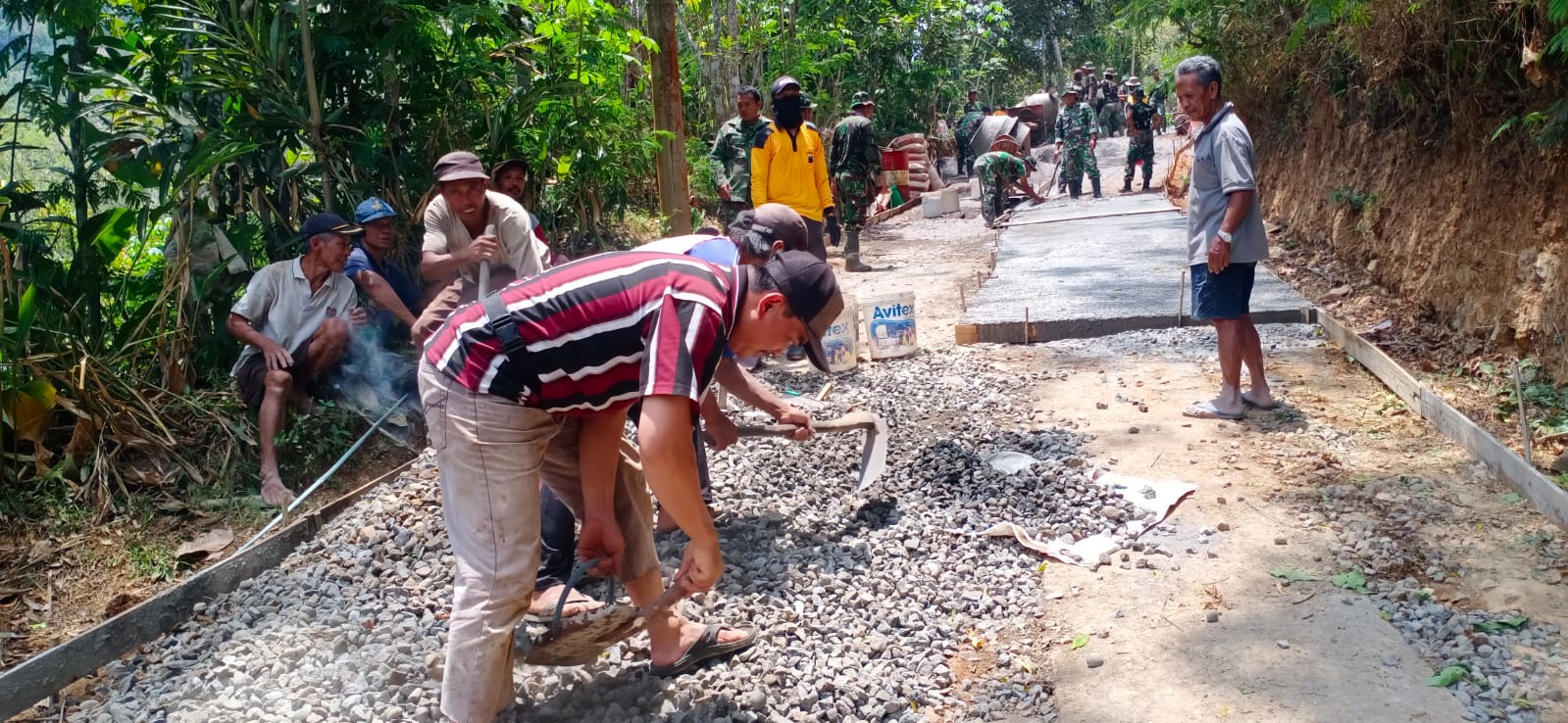 MANUNGGAL: Kemanunggalan antara TNI dengan Warga Desa Benowo, terlihat kompak