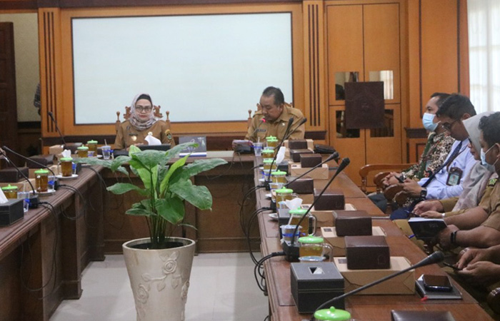KOMITMEN: Penjabat Bupati Kulon Progo Ni Made Dwipanti Indrayanti bersama KPU dan Bawaslu Kulon Progo saat penandatanganan NPHD di Ruang Rapat Menoreh, Pemerintah Kabupaten Kulon Progo, Senin (23/10).