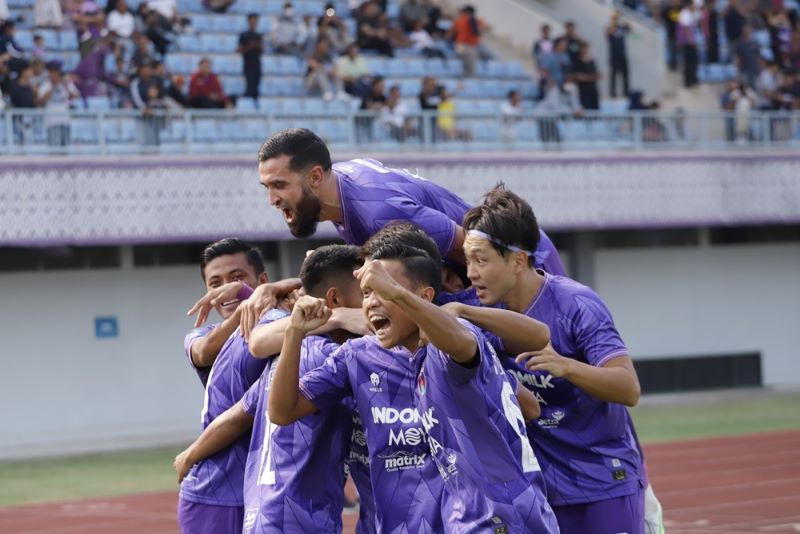 KOMPAK: selebrasi para pemain Persita setelah gol tercipta