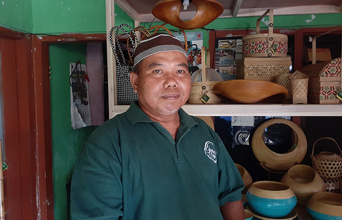 POTENSI LOKAL: Ketua Sentra Kerajinan Bambu Sendangmulyo Rosidi menunjukkan produk kerajinan bambunya.IWAN NURWANTO/RADAR JOGJA