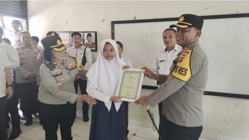 Kapolres OKU AKBP Arif Harsono memberikan piagam penghargaan Kepada Kedua Siswi pemberani di Sumsel. (iNews Sumsel)