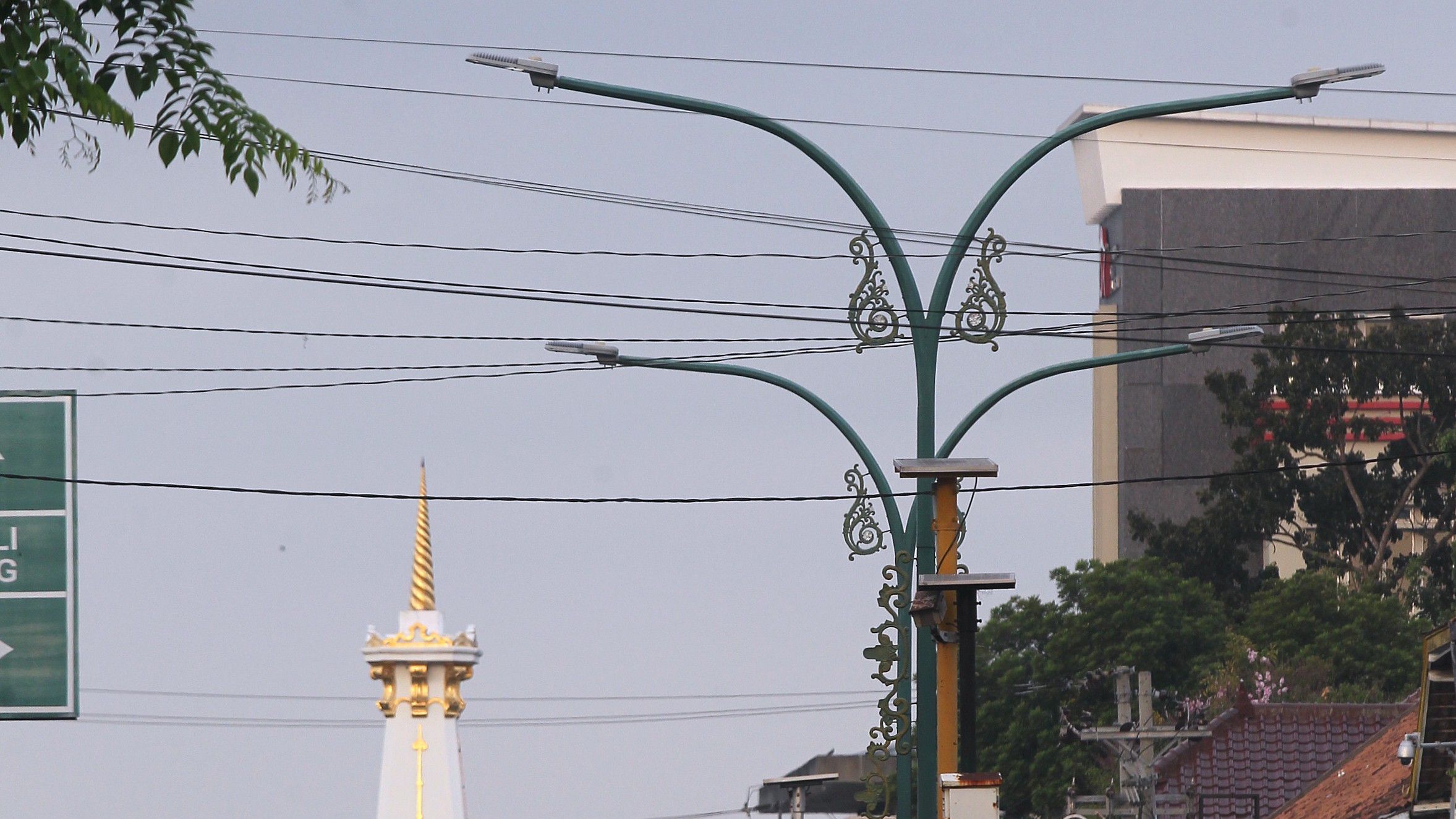 MELINTANG:  Kabel listrik di Kota Jogja akhir Agustus lalu. (Guntur Aga Tirtana/Radar Jogja)