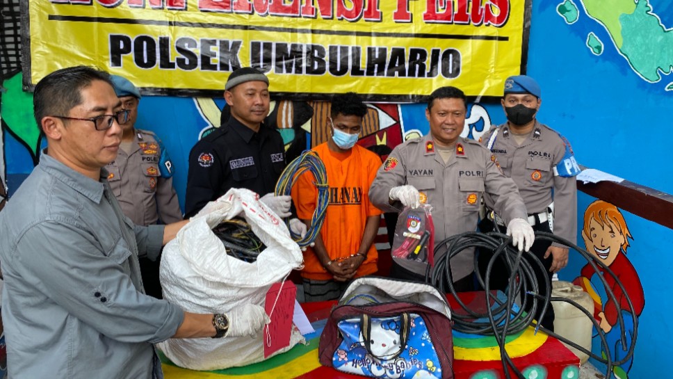BUYER: Kapolsek Umbuharjo Kompol Yayan Dewayanto saat menunjukkan tersangka dan barang bukti kabel di Mapolsek Umbulharjo Jogja Selasa (24/10). (Agung Prakoso/Radar Jogja)
