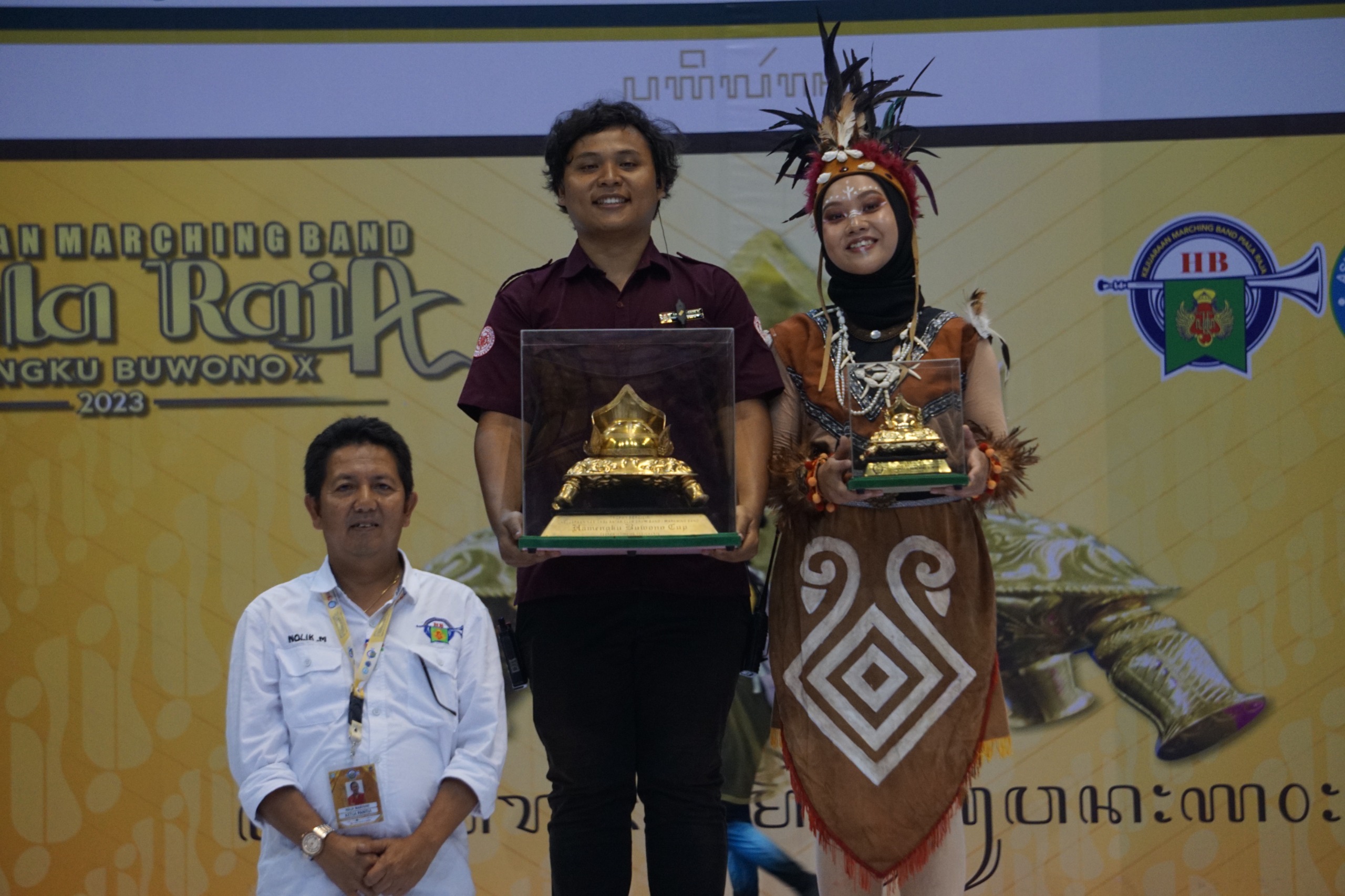 JAWARA: Tim Marching Band UGM sukses mengulangi prestasinya dengan meraih Piala Raja HB X di ajang Kejuaraan Marching Band Piala Raja HB X 2023. (RIZKY WAHYU/RADAR JOGJA)
