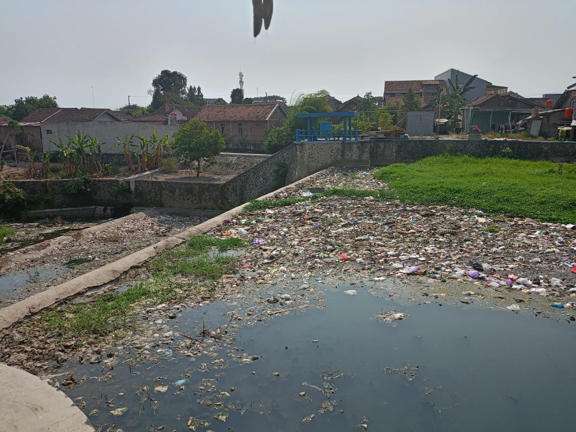 TAK BERSIH: Kondisi Sungai Code tepatnya di RT 58 RW 14 Sorosutan, Umbulharjo, Kota Jogja, Selasa (24/10). (Alfi Annissa Karin/Radar Jogja)
