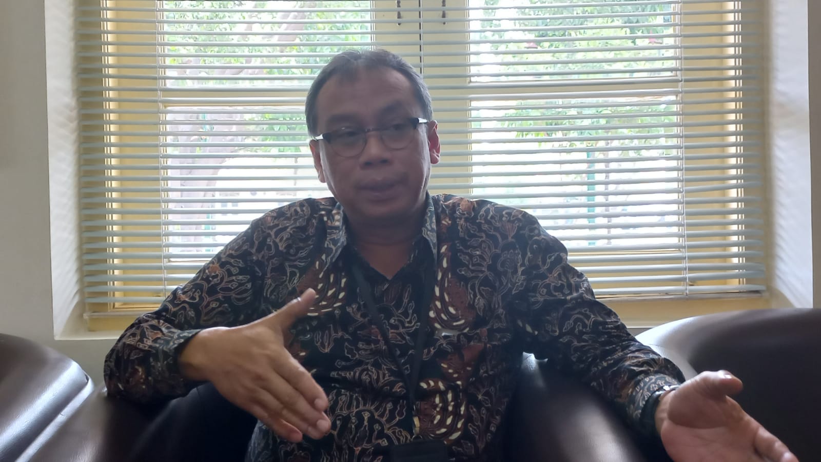 EDUKASI: Kepala Badan Kesbangpol DIY Dewo Isnu Broto Imam Santoso ditemui di Kantornya Kompleks Kepatihan Selasa (24/10). (Winda Atika Ira P/Radar Jogja)