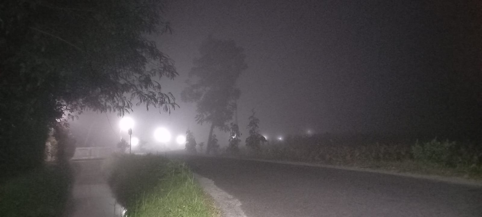 GELAP: Kabut yang turun di Kalurahan Murtigading, Kapanewon Sanden, Kabupaten Bantul, beberapa hari lalu. (Khairul Ma