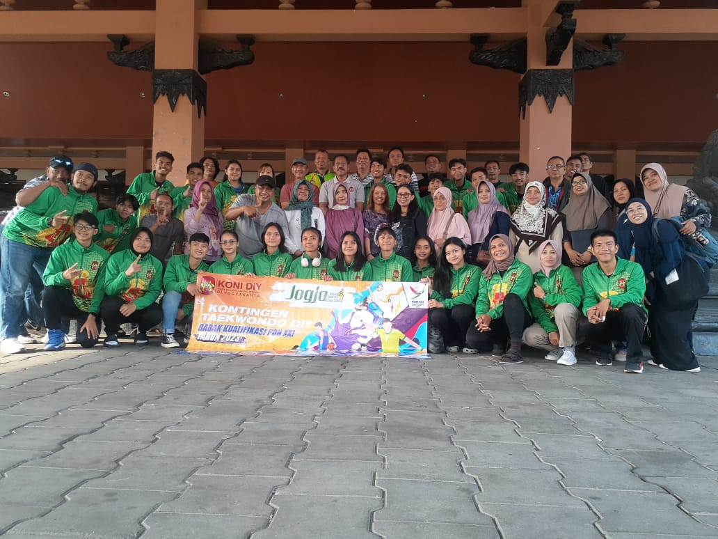 YAKIN: Ketua Umum KONI DIY Djoko Pekik Irianto melepas taekwondoin di Gedung Wanabakti Yasa Kompleks KONI DIY Selasa (24/10). (Rizky Wahyu A.H./Radar Jogja)