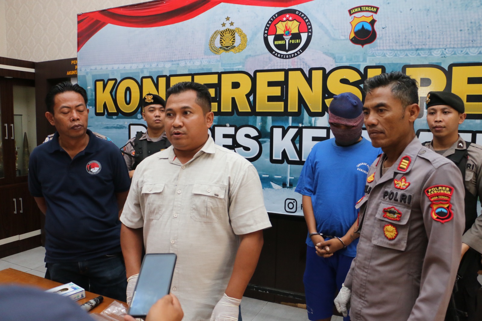 PESAKITAN : Pemuda berinisal DP, 27, digelandang jajaran Sat Resnarkoba Polres Kebumen atas kasus penyalahgunaan narkotika. (Istimewa)