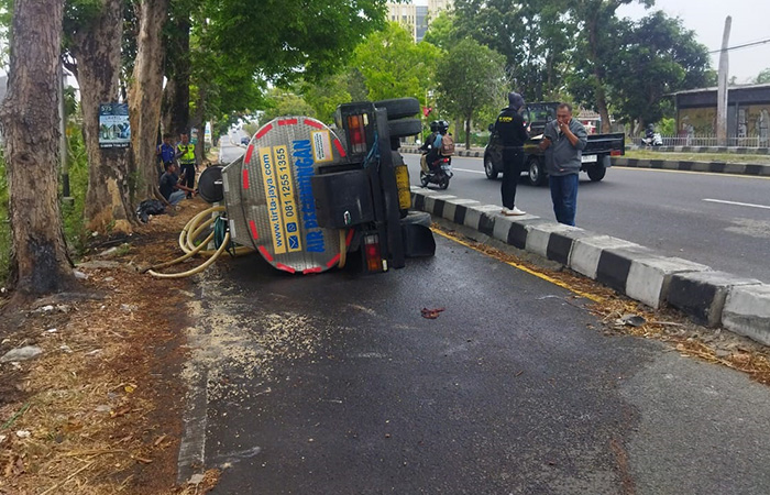 EVAKUASI: Proses evakuasi truk tangka air yang terguing di Jalan Ring Road Barat Selasa (24/10).DOKUMENTASI SATLANTAS POLRESTA SLEMAN&nbsp;