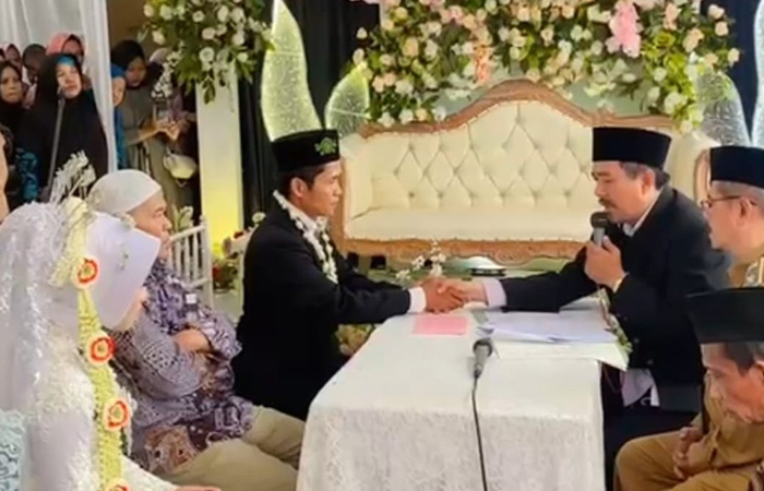 BAHAGIA : Sepasang pengantin asal Kebumen menyumbangkan mahar pernikahan untuk misi kemanusiaan di Palestina.(ISTIMEWA)