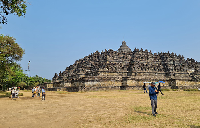 RAMAI: Meski cuaca terik, tapi pengunjung tetap berkeliling di halaman Candi Borobudur.Naila&nbsp;Nihayah/Radar Jogja