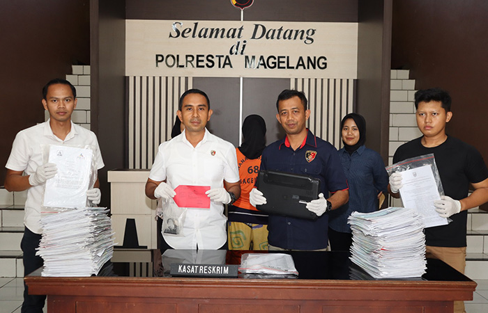 TUNJUKKAN BARBUK: Kasat Reskrim Polresta Magelang (dua dari kiri) bersama anggotanya saat menunjukkan barang bukti atas tidak pidana korupsi dengan modus kredit fiktif.Humas Polresta Magelang