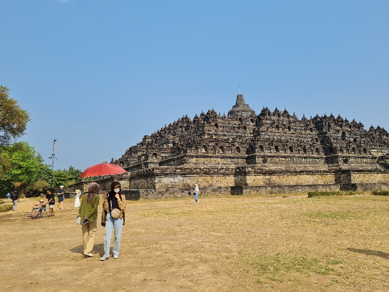 RAMAI: Cuaca terik di Candi Borobudur
