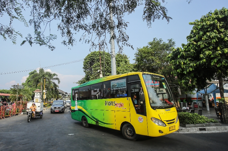 BIAR LANCAR: Bus Trans Jogja sedang melintas di salah satu ruas jalan di Kota Jogja Selasa (24/10). (Elang Kharisma Dewangga/Radar Jogja)