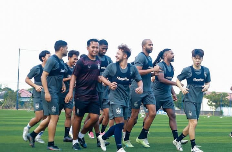 SEMANGAT: PSIS Semarang saat melakukan official training. (Instagram psisfcofficial)