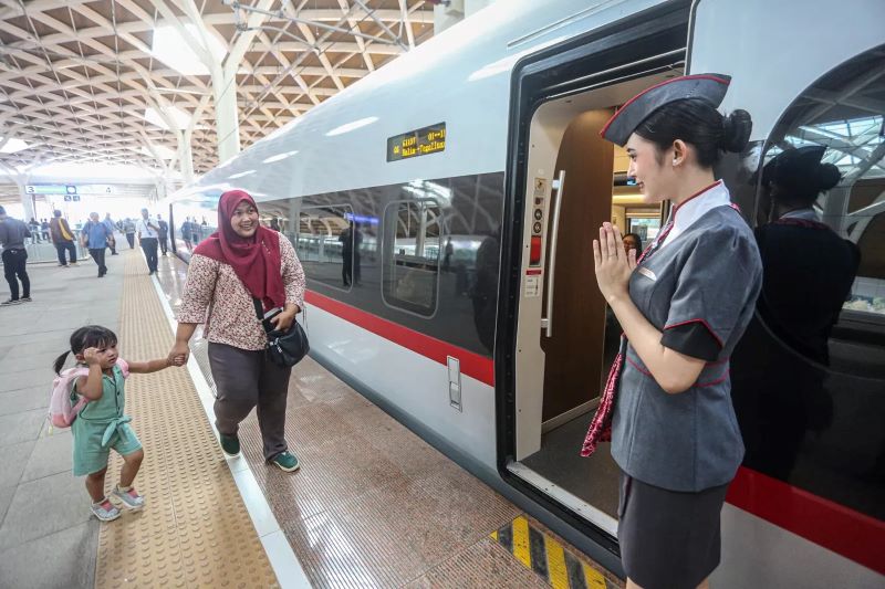 Situasi penumpang saat akan menaiki Kereta Cepat Whoosh. (Miftahul Hayat/Jawa Pos)
