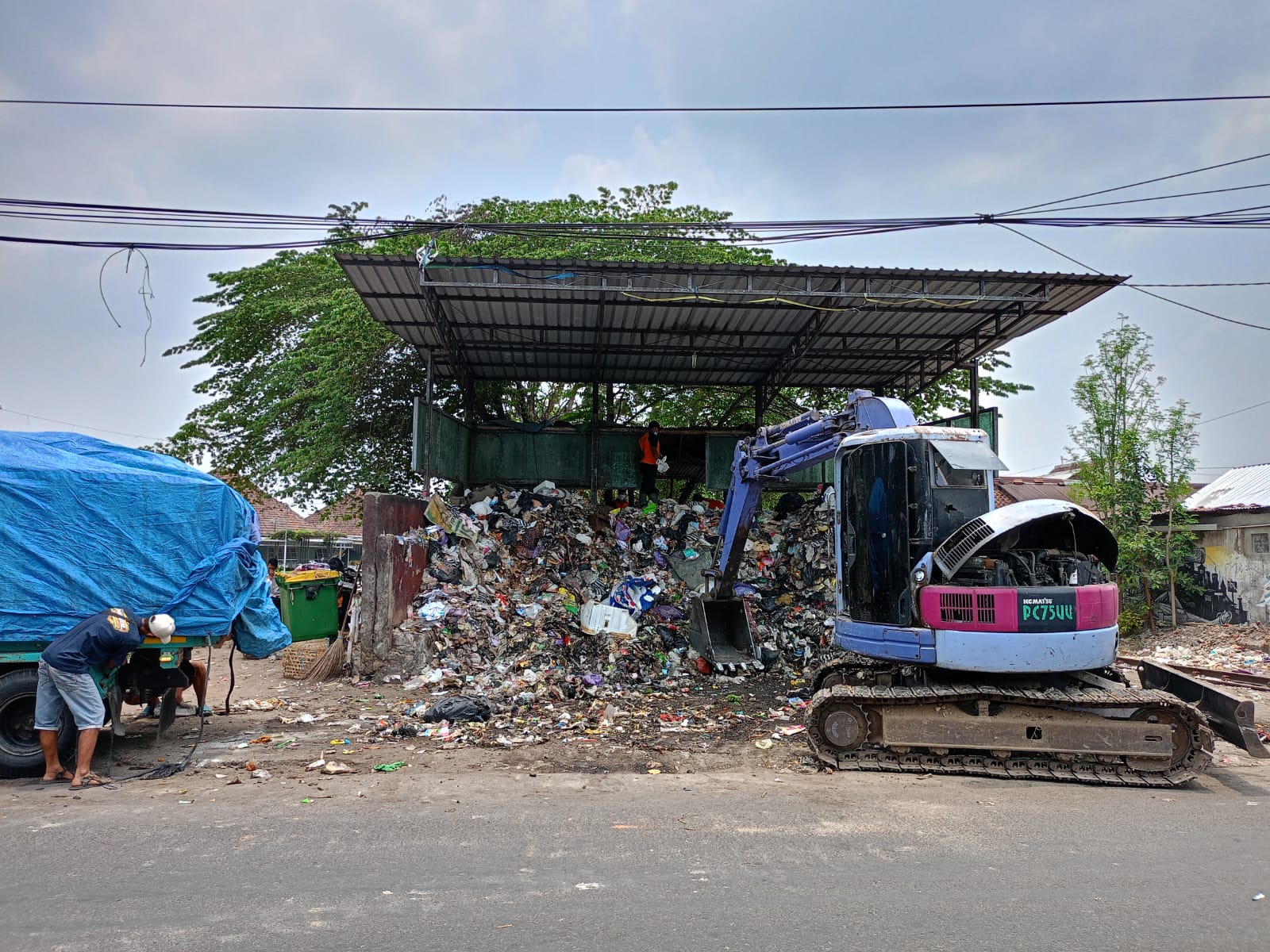sampah yang sudah terlalu menumpuk di depo (Annissa Alfi Karin)