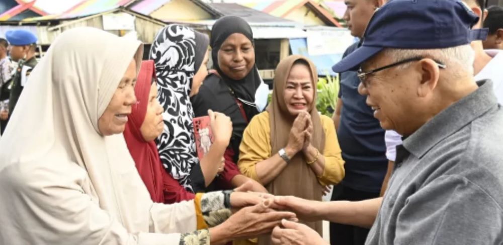 Foto: K. H. Ma&rsquo;ruf Amin yang sedang bersalaman dengan ibu-ibu warga sekitar (wapresri)