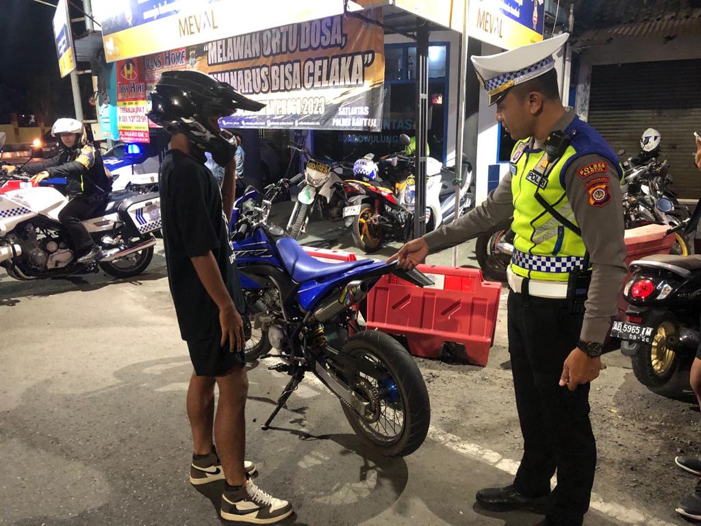 TERTIBKAN: Petugas Polres Bantul saat melakukan razia knalpot blombongan. (Dok Polres Bantul)