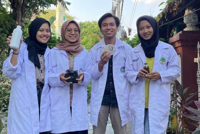 Mahasiswa Fakultas MIPA Universitas Negeri Yogyakarta (UNY) meneliti ekstrak daun kopi sebagai pembasmi hama pada tanaman cabai. - dok UNY